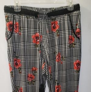 ❄BLACK AND WHITE JOGGERS WITH FLOWERS